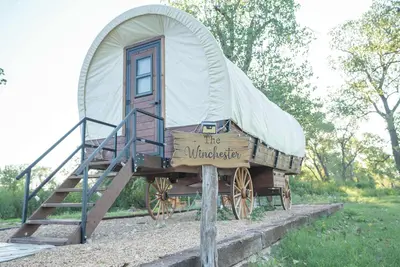Image de Modern_ Unique_Old West Wagon_Spacious_Views