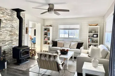 Image de Lakefront property that ensures an unparalleled experience of peacefulness.