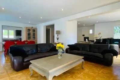 Image de 6 Bedroom Villa in Saint-Nom-la-Bretèche