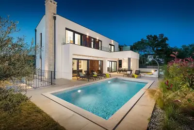 Image de Villa Abarica - villa de luxe avec piscine privée chauffée, jacuzzi et sauna pres de Vrsar et de ses plages