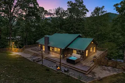 Image de Modern Mountainside Cabin | Hot Tub, Game Room + Biltmore Pass Near Asheville