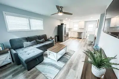 ~Charming Beach Block Bungalow ~ Steps to the Ocean