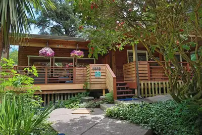 Woods & Waves: Luxury Coast Cabin, King Beds, Pets