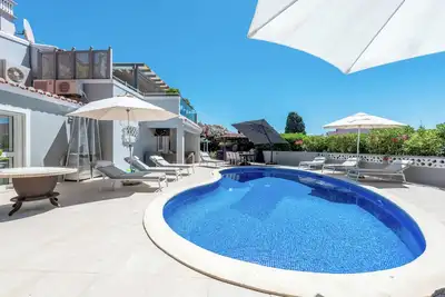 Image de Private Central Villa 5 Star \n10 Mins Walk To Beach