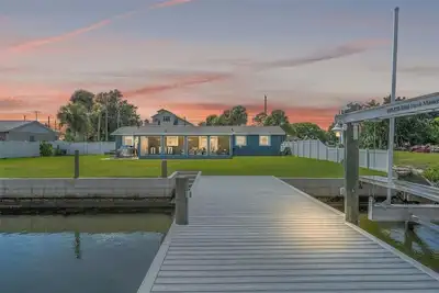 Image de Waterfront with a huge dock with direct Gulf access. Clean and Comfortable. \n