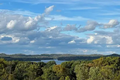 Image de 180 Degree Seneca Lake Views, privacy galore with hot tub. Sleeps 9\n