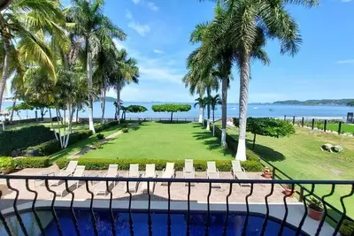 Image de Beautiful Beach front condo: 2 bedroom, 2 bath home. New listing!