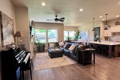 Image de 4bd 3ba Home in Quiet Community. Clean & Spacious. Pet-Friendly, Gated Yard.