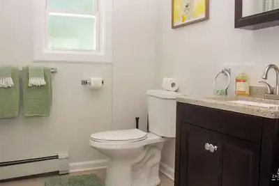 Image de Comfy Modern 3 Bedroom Home!