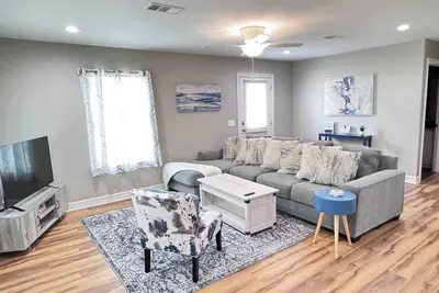 Image de Hues of Blue 2br 2ba Home on Quiet Street