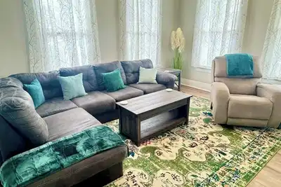 Image de Bright & Airy 2br 1ba Home Near The Riverfront