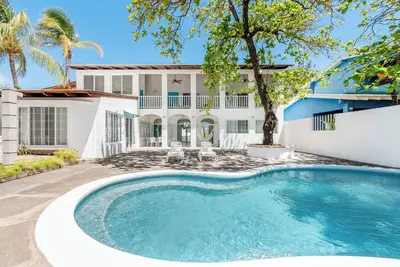 Image de Beachfront Cozy Family-Friendly House - 5 Mins to Town & Popular Attractions!