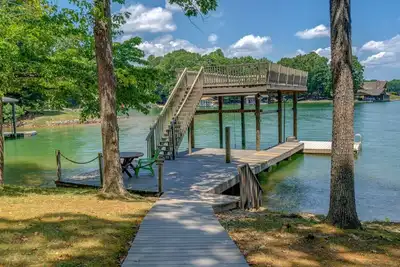 Image de Wagon Wheels - Cozy Pet-Friendly Cabin / Gentle Lot / Private Dock / Sandy Beach