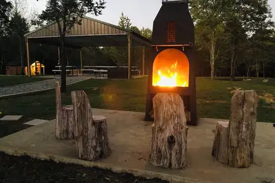 Image de Cozy Sloth Cabin only 2 minutes from Safari Park! Sleep 6-8