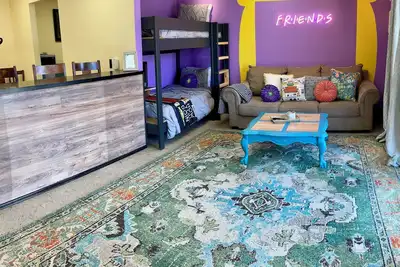Image de Friends Theme! Pet Friendly, Central Location in Greers Ferry!