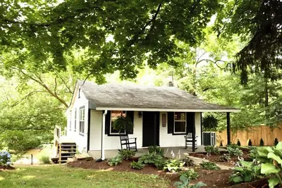 Image de Quiet Cottage - Hot Tub and Creek mins from City