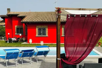 Image de Cozy villa surrounded by greenery, with swimming pool and pets allowed.