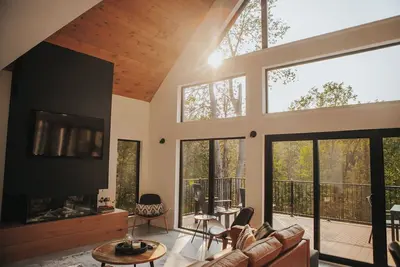 Image de Lakeside cabin w hot tub & sauna