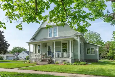 Image de Renovated Cottage on Court: 3 blocks to historic downtown square