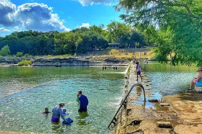 Image de Less than 5 minutes to Blanco River, cozy 3 bedroom house with huge backyard!