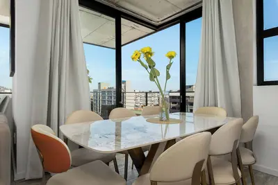 Image de Modern Penthouse Living Seapoint 2-bedroom Apartment With Mountain & Ocean View
