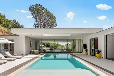 Image de Warm Modern Masterpiece prime Trousdale Estates with beautiful city views.