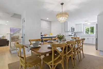 Amazing Location! Hottub! Walk 2 beach! Slps 9