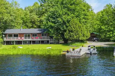 Image de 5 Bed 3 Bath Sun-Filled Beautiful Lakeside Cottage on Lake Muskoka\n
