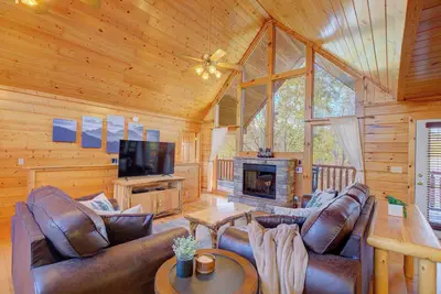 Image de ☀️Private Sauna🔥Game Room🎱 Resort Pool🌊Hot Tub 🎢Dollywood 1 Mile
