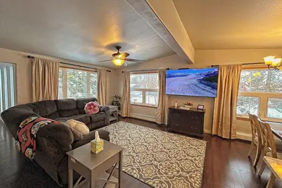 Image de Two Full bath, two bedroom, full kitchen, free laundry, centrally located!