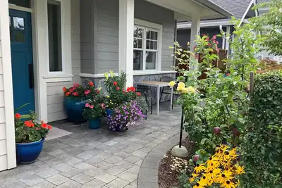Image de Modern Cottage-Style House Close to all Amenities and the Ocean in Sidney Bc.