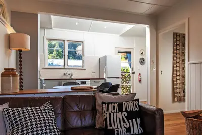 Image de River Walk Cottage - Nelson's Charming Riverside Retreat