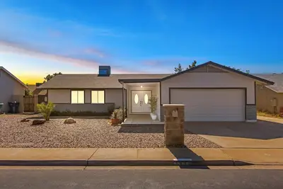 Image de Cozy 3-bedroom retreat in charming Mesa, Sleeps 8, Firepit, Arcade, & Hammocks