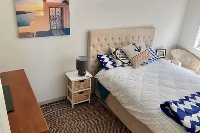 Image de Large 2 Bedroom seperate private Apartment, pool table, laundry, close to beach