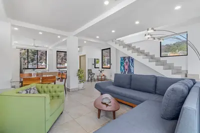 Image de Incredible Multi-Level Ph - Private Pool - Old Town!