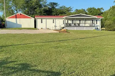 Image de Quaint quiet mobile home 2 miles from Holly Creek marina! Just remodeled! !