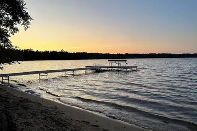 Image de Robbin’s Cabin - a Sugarcamp Gem! Pet friendly. Private access to 2 lakes.