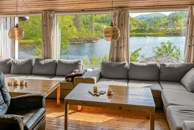 Image de Beautiful apartment in Tjørhom with lake view