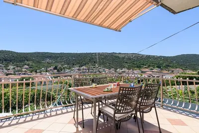 Image de Appartement de trois chambres avec la terrasse et la vue sur le mer Marina, Trogir (A-23353-a)