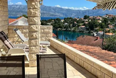 Image de Appartement de deux chambres avec la terrasse et la vue sur le mer Splitska, Brac (A-23366-a)