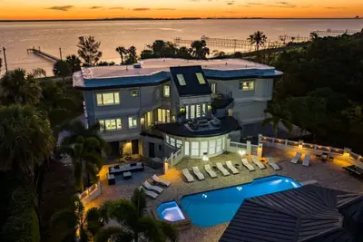 Image de 9000 Sf Waterfront Mansion/Pool/Boat Dock/Theater