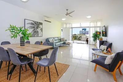 Image de Luxurious Cairns City Apt with Pool, Bbq & Mountain View