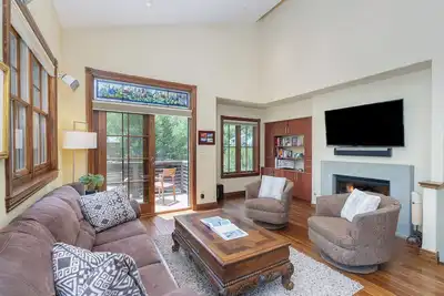 Image de Enchanting Entrada | Walk to Ski! Riverfront Townhome - Balconies, Garage