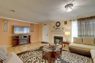 Image de Central Houston Townhome w/ Patio: 4 Mi to Airport