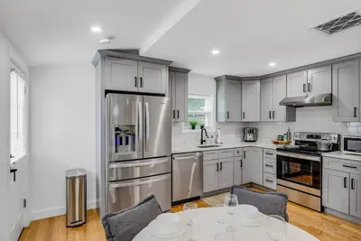 Image de CityScape: Urban Convenience Meets Affordability in this Modern City Living in the Heart of Chelsea!