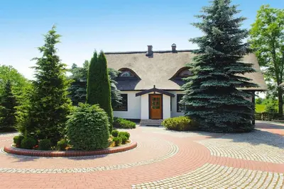 Image de maison de vacances avec toit de chaume, Rekowo