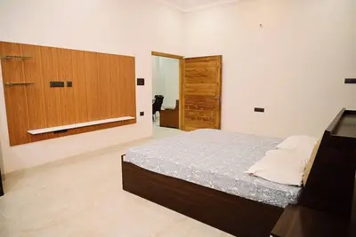 Image de Luxury king-size room with Balcony in Ayodhya. 10 minutes from Ram Mandir!