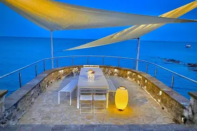 Image de Double villa pieds dans l'eau avec plage privée