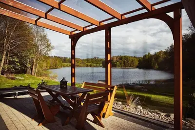 Image de maison de vacances directement au bord du lac