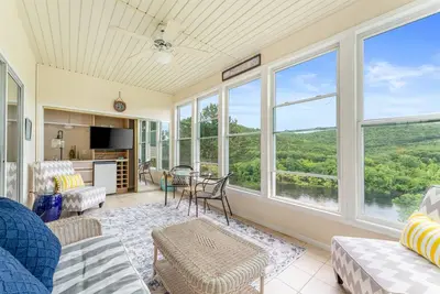 Image de Lakeview Penthouse Condo with Sunroom & Amenities